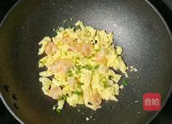 Illustration of how to make fried eggs with shrimps 13