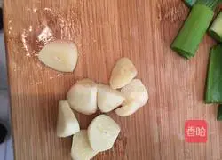 Illustration of how to stir-fry bacon with garlic pepper 3