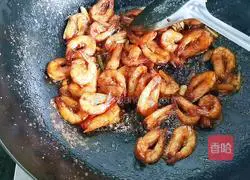 Illustration of braised prawns in oil 12