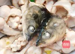 Illustration of how to make pickled pepper and garlic fish 6