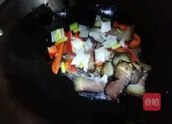 Illustration of how to stir-fry bacon with green bamboo shoots 6