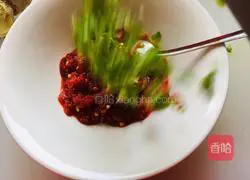 Illustration of how to steam fish head with chopped pepper 5