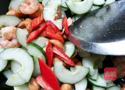 Illustration of how to make fried shrimps with cucumber and cashew nuts 8