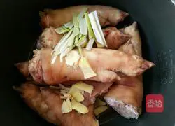 Illustration of how to cook pork trotters in rice cooker sauce 3