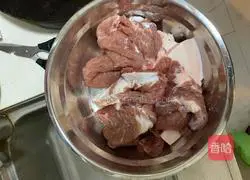 Illustration of how to make yogurt salad with pork chop 3