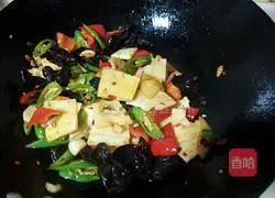 Illustration of how to make fresh bamboo shoots, fungus and twice-cooked pork 13