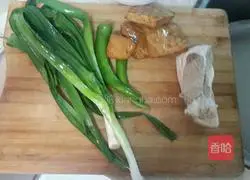 Illustration of how to make fragrant dried twice-cooked pork 1