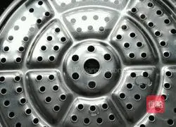 Illustration of how to make steamed pumpkin with lily and red dates 5