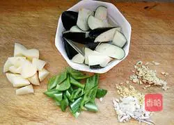 Illustration of how to make vegetarian fried ground and three delicacies 2