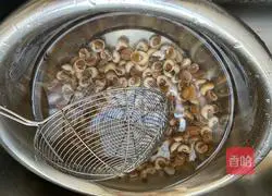 Illustration of how to cook small seafood in sauce 1