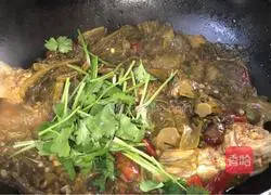 Wuchang fish stewed with pickled cabbage Illustration of how to do it 9