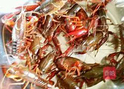 Illustration of how to make oiled crayfish 1