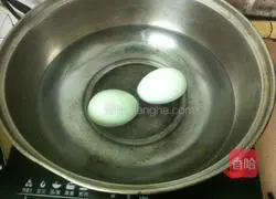 Illustration of how to quickly pickle salted duck eggs 5