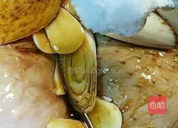 Illustration of how to braise chicken legs in a rice cooker 6