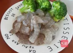 Illustration of how to make broccoli and shrimp cakes 1