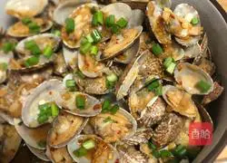 Illustration of how to make garlic scallops 6