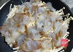 Illustration of how to make pan-fried golden garlic shrimp 5