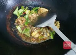 Illustration of how to make spicy fried bullfrog 7