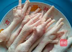 Illustration of how to make garlic crispy chicken feet 1