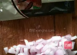 Illustration of how to make stir-fried spaghetti with black pepper beef tenderloin 2