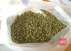 Illustration of how to make mung bean, tremella and lotus seed soup 1