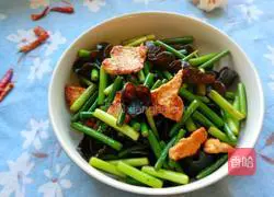 Illustration of how to stir-fry meat with garlic sprouts and fungus 7