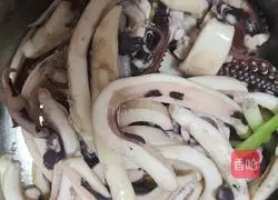 Illustration of how to stir-fry squid and garlic sprouts 3
