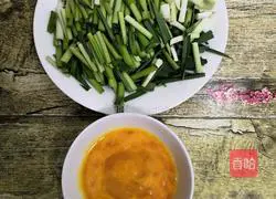 Illustration of how to make garlic scrambled eggs 1