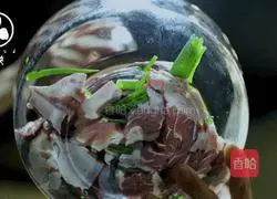 Illustration of how to make sea cucumber, beef and potatoes stew 2