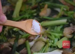 Illustration of how to stir-fry meat with parsley and garlic sprouts 5