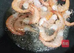 Illustration of how to fry shrimps in oil 2