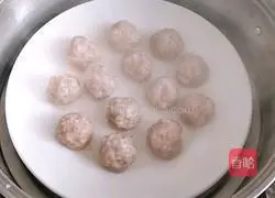 Illustration of how to make shrimp and pork balls 10