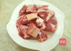 Illustration of how to cook pork ribs with colored peppers and potatoes 1