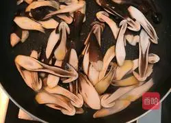 Illustration of how to make scrambled eggs with black mushrooms 5