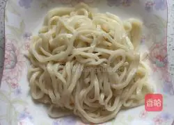 Illustration of how to make cold noodles with green onion and shredded chicken 6