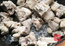 Illustration of how to make pork ribs and stewed potatoes 10