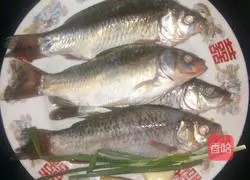 Illustration of how to make braised crucian carp 1