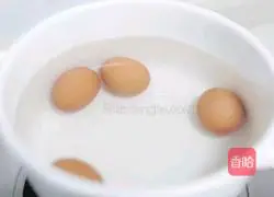 Illustration of how to make crispy money eggs 3