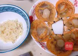 Illustration of how to make steamed scallops with garlic vermicelli 1