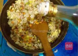 Illustration of how to make tomato sauce and egg fried rice 6