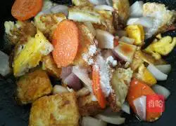 Illustration of how to make stir-fried poached eggs 8