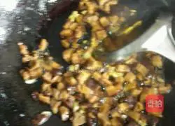 Illustration of how to make cured meat and colorful fried rice 11