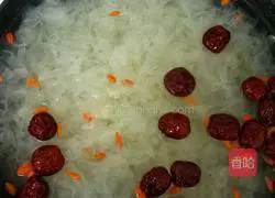 Illustration of how to make red dates, white fungus and lotus seed soup 5
