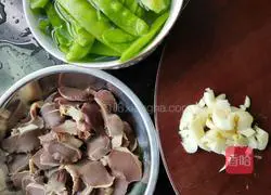 Illustration of how to make fried snow peas with duck kidney 1