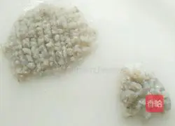 Illustration of how to make steamed shrimps with carrots and eggs 3