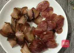 Illustration of how to make preserved meat clay pot rice 4