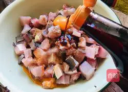 Illustration of how to make a bowl of steamed fish cubes 4