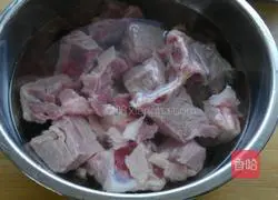 Illustration of how to make Sichuan-style steamed pork ribs with rice flour 1