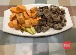 Cantonese peasant cuisine - Illustration of braised pork ribs with sweet potatoes 2
