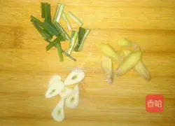 Illustration of how to make crispy braised crucian carp 2